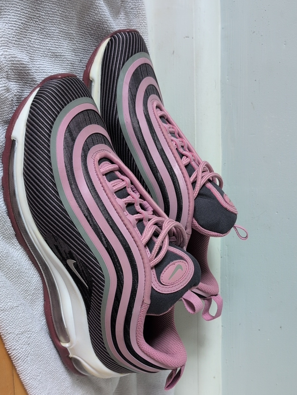 Nike Air Max 97 Pink and Gray Wave-Striped Sneakers 5.5y 7 Women/Big Girls